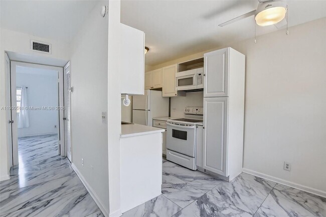 Building Photo - 1405 Miami Rd