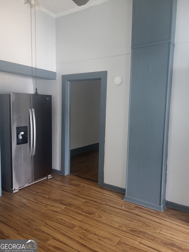 Building Photo - 15 N Zetterower Ave