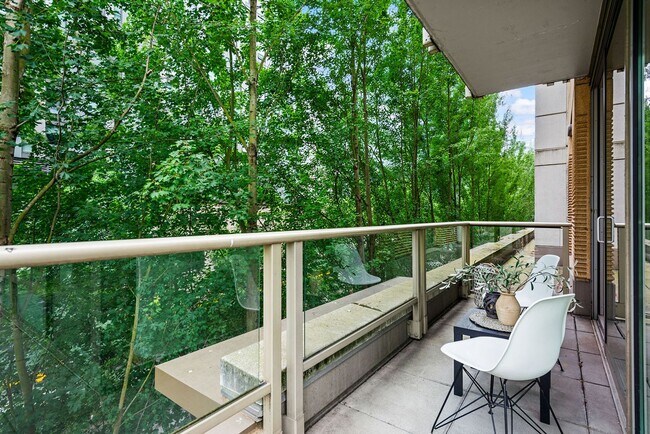 Building Photo - Bright Corner 1Bed/1Bath Condo in the Heart of Downtown Seattle!