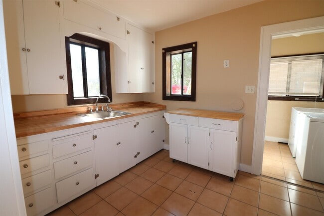 Building Photo - 407 Vassar Dr SE