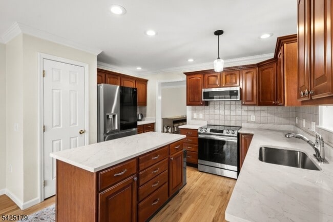 Building Photo - 112 Peapack Rd