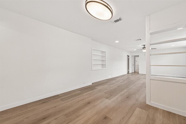 Building Photo - 815 Brooks Ave