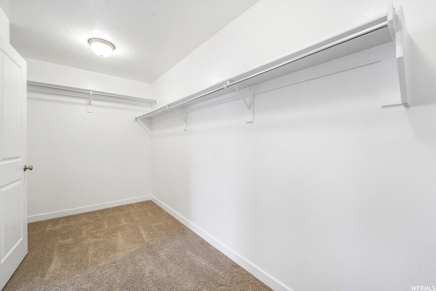 walk-in closet in primary bedroom - 929 W Stonehaven Dr