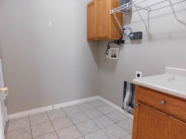 Building Photo - TWO WEEKS FREE RENT IN FOUNTAIN GREENS!