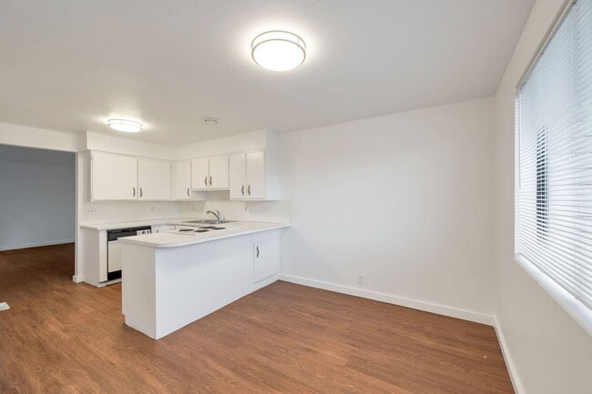 Building Photo - Newly Remodeled 2 Bed 1 Bath Duplex in West Valley