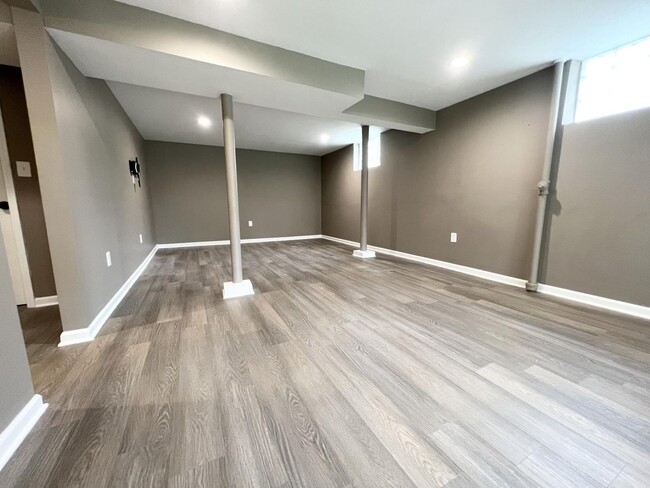 Building Photo - 5020 Chantilly Dr
