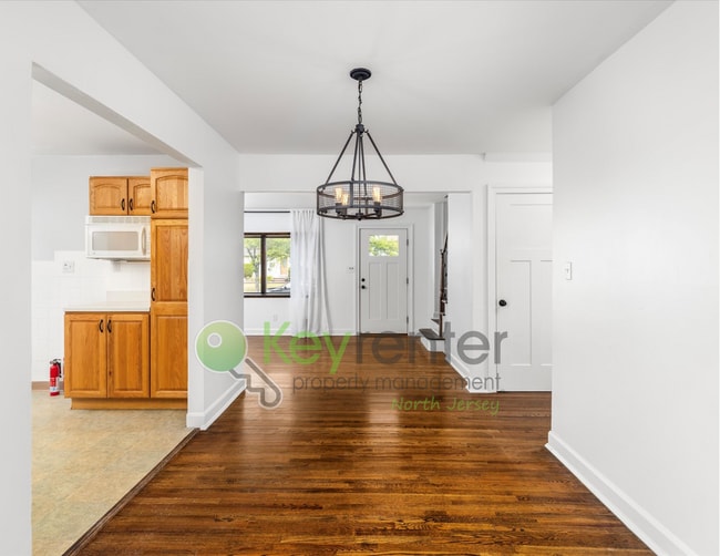 Building Photo - Charming Clifton Cape on a Tree-Lined Stre...