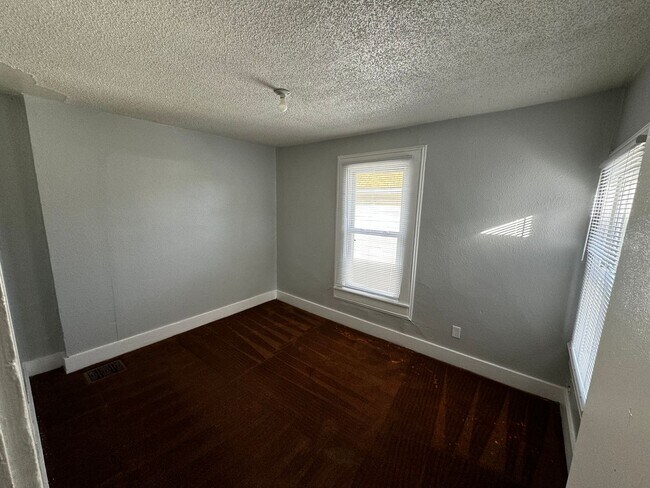 Building Photo - 2 bedroom house with garage!