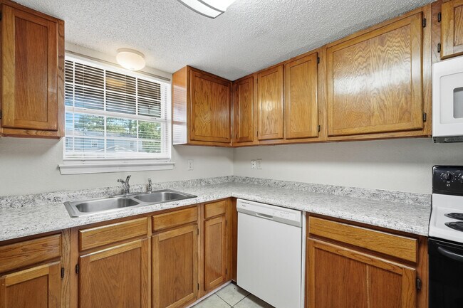Building Photo - 1807 Whispering Oaks Ln