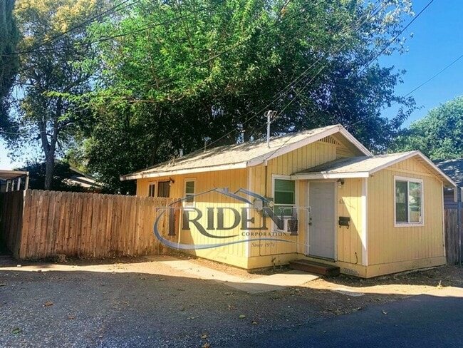 Primary Photo - Cozy 2-bedroom 1 bath close to shopping an...