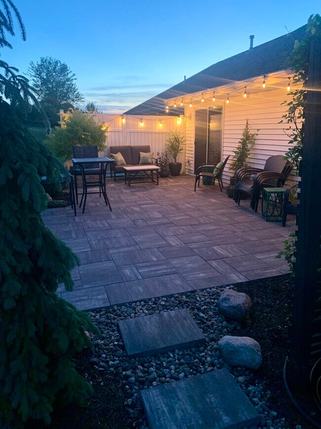 Building Photo - 6118 Seven Springs Dr