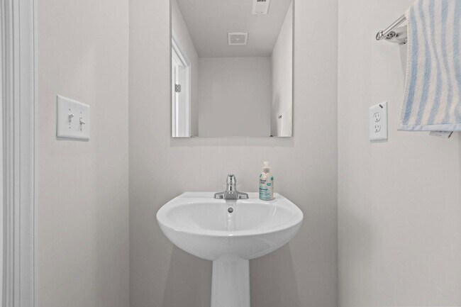 Building Photo - 160 Day Song Ct