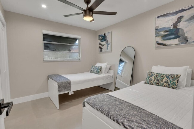 Building Photo - 755 S Rainbow Dr