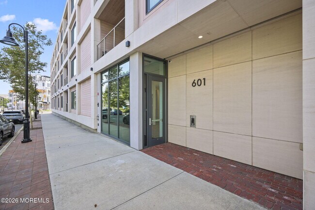 Building Photo - 601 Heck St