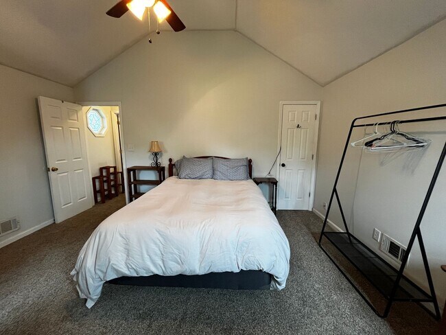 Building Photo - FURNISHED 2-BED w/OFFICE IN SHELBY PARK