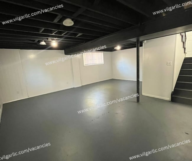 Building Photo - 3 spacious bedrooms, 2 full bathrooms home...