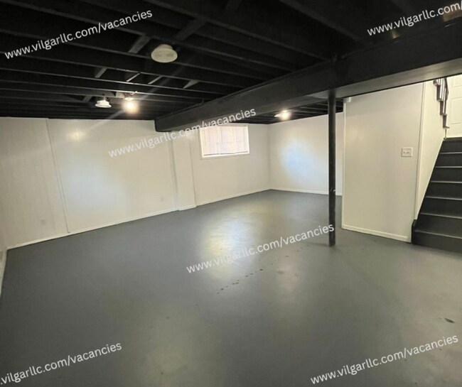 Building Photo - 3 spacious bedrooms, 2 full bathrooms home in Gary, IN