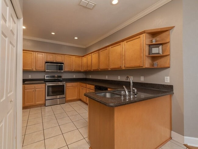 Building Photo - Beautiful 3 bedroom town home for rent Aug...