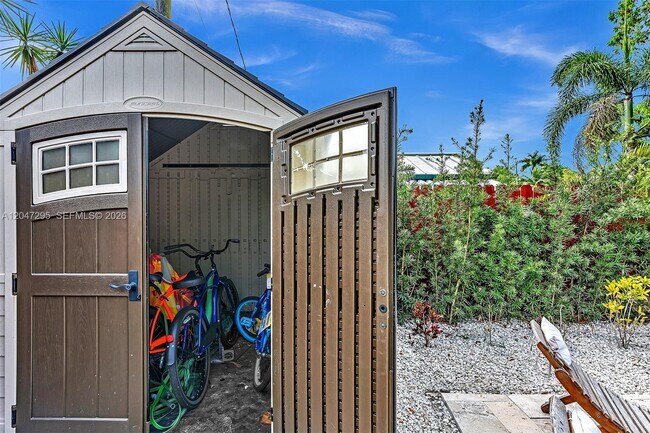 Building Photo - 4633 SW 28th Ave