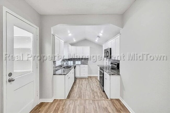 Building Photo - 6400 Greenway Rd