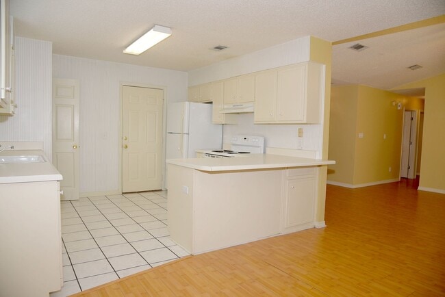 Building Photo - Central 3 Bedroom in Niceville!