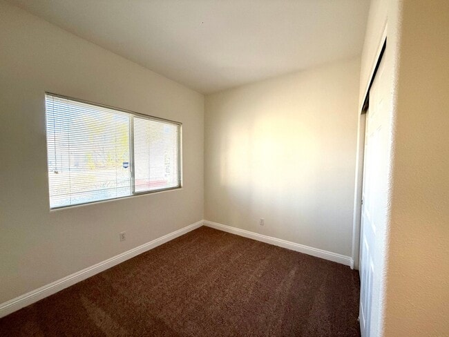 Building Photo - 3 Bedroom Home off of S Eastern and Sunrid...