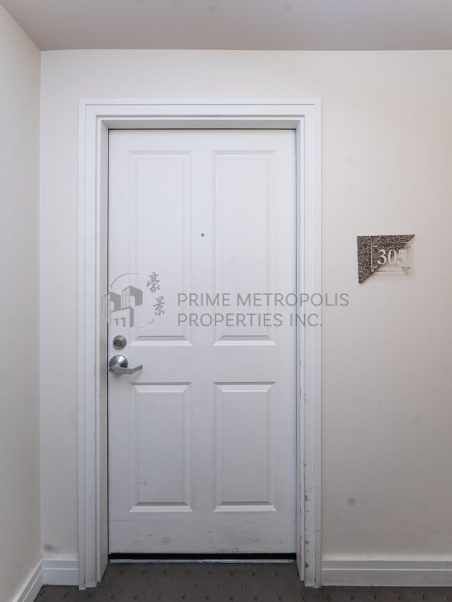 Building Photo - 4343 Roosevelt Way NE