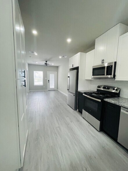 Building Photo - 8157 Tate St