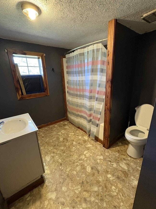 Building Photo - Peaceful Country Living