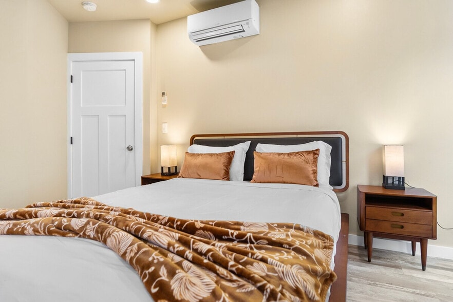 Building Photo - 914 16th Ave