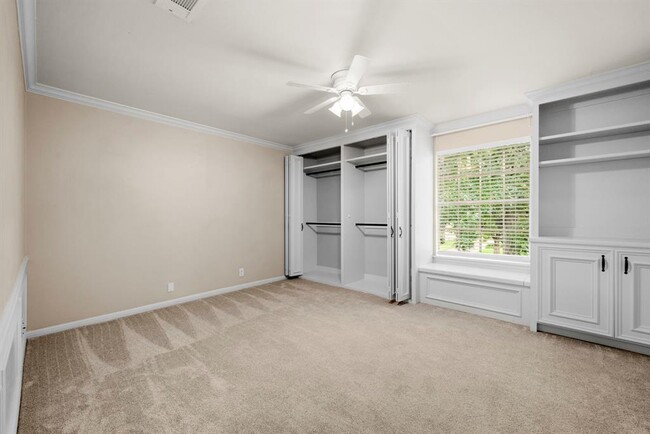 Building Photo - 527 Briar Knoll Dr