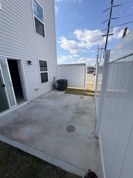 patio with privacy fence - 13 Wentworth Ln