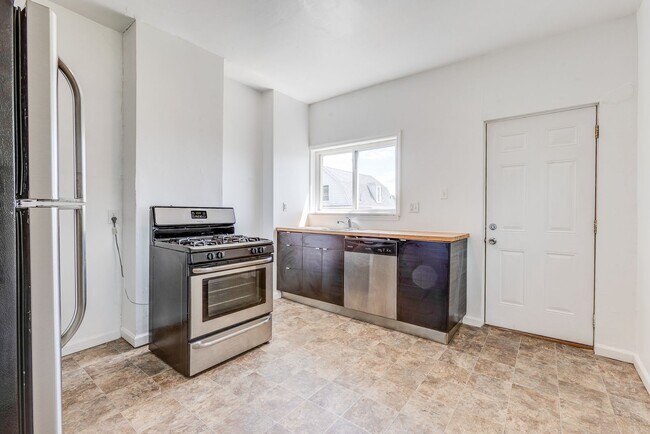 Building Photo - AVAILABLE AUGUST 2026 - 2 Bedroom Home w/ Original Layout!