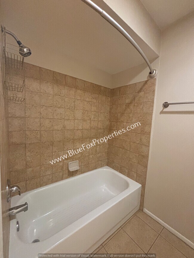Building Photo - 5051 N Sabino Canyon Rd