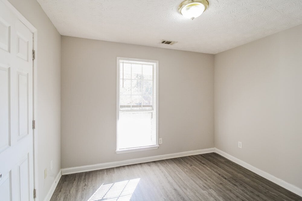 Building Photo - 300 Oak Hill Dr