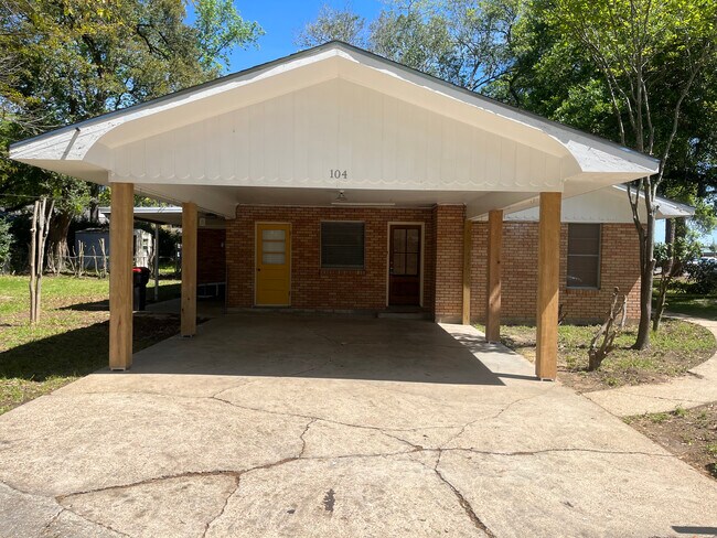 Building Photo - 104 Shady Oaks Dr