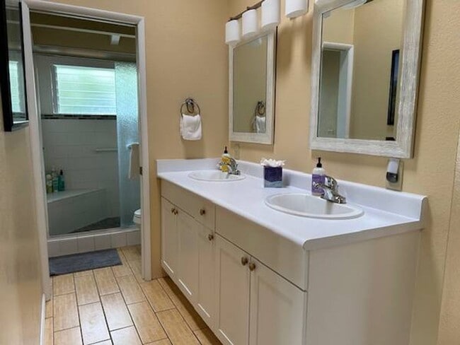 Building Photo - Furnished 3Bed, 2Bath Upstairs of House with Lanai