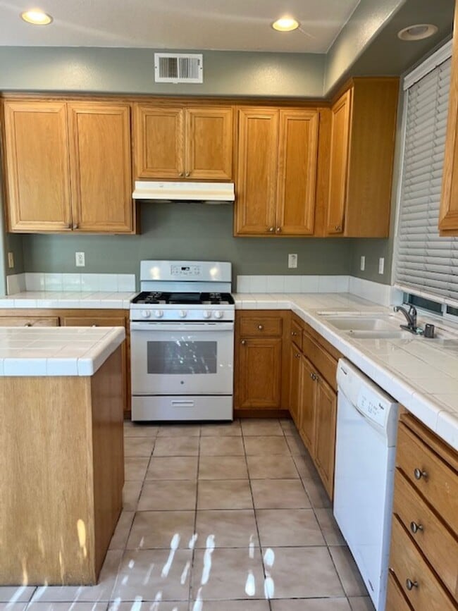 Building Photo - The Meadows Condo in Camarillo