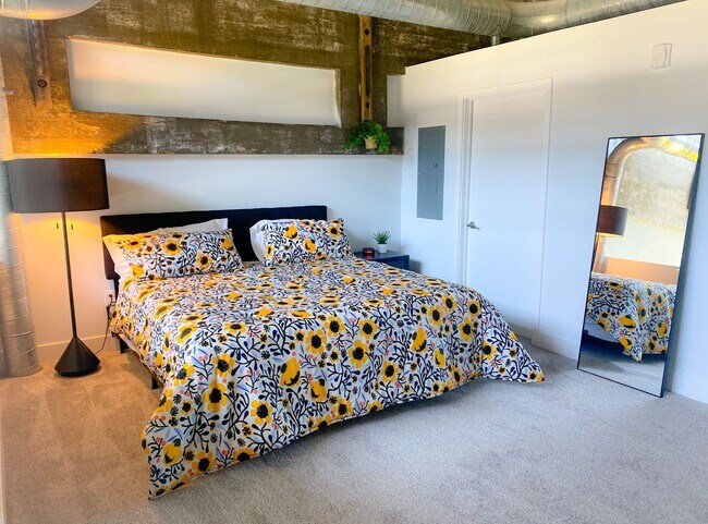 Building Photo - The coolest loft in Cincinnati Area