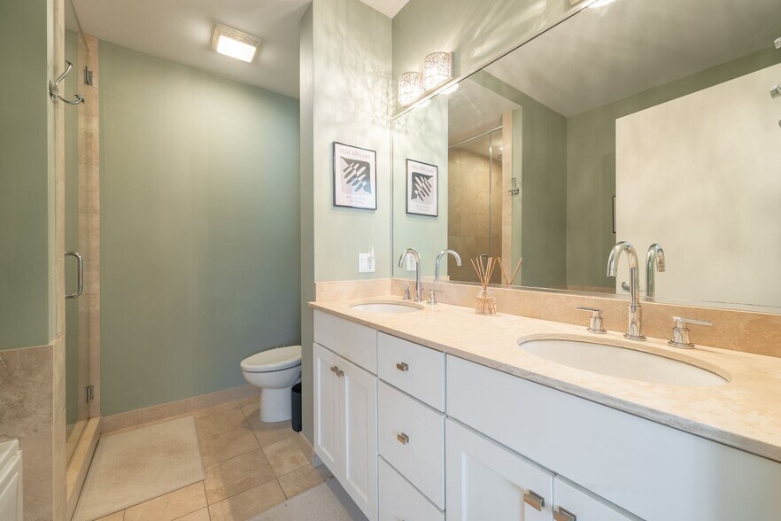 Building Photo - 711 W Grand Ave