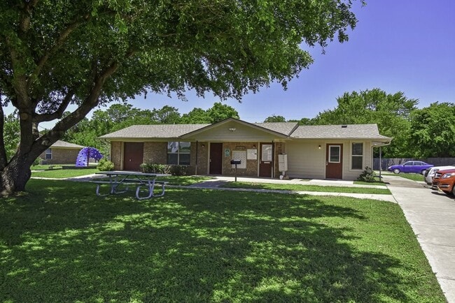 Building Photo - 200 Daniels Dr