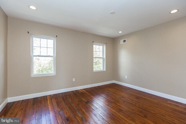 Building Photo - 1320 E Columbia Ave