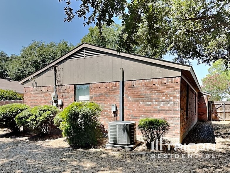 Building Photo - 4931 Darrow Ln