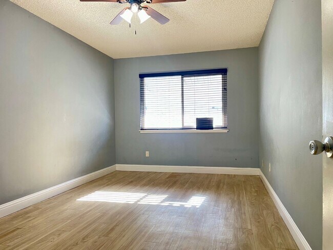 Building Photo - 3535 N San Joaquin St