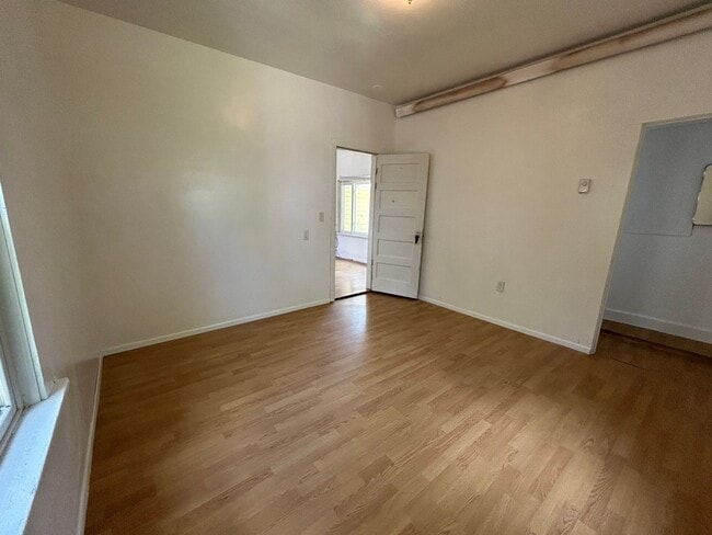 Building Photo - 2 Bed 1 Bath Large House with Fenced Yard and Washer Dryer Hookups