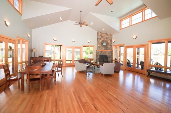 Building Photo - Fully Furnished home in Sisters Oregon