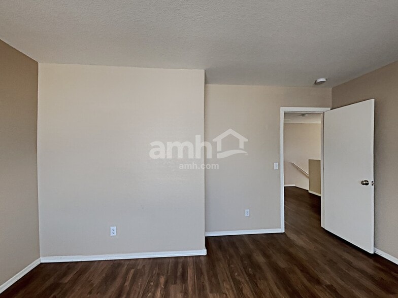 Building Photo - 1117 E Dust Devil Dr