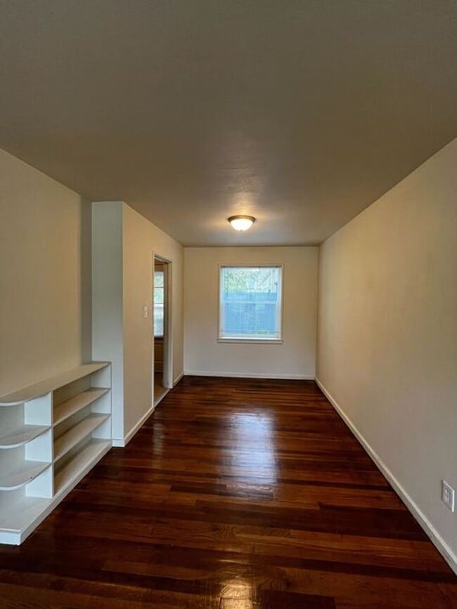 Building Photo - 2 BEDROOM 1 BATHROOM TOWNHOME CLOSE TO WAR...