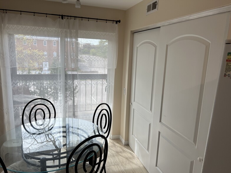 Building Photo - 572 Coeur de Royale Dr