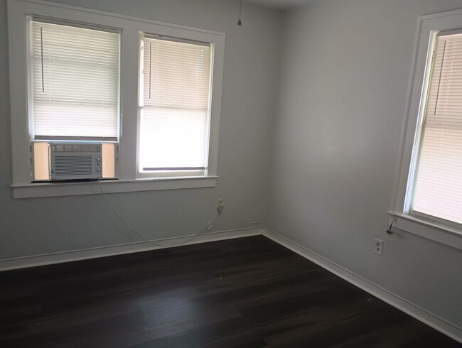 Building Photo - Charming 2-Bedroom Apartment Near Downtown...